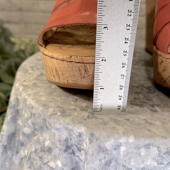 Born “Nicolina” Berry Burnished Leather Banded Open Toe Cork Wedges WMS 9M✨NWOT✨ - Picture 8 of 10